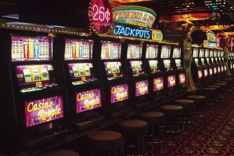 Người chơi Việt Nam trải nghiệm game slot online trên điện thoại Android